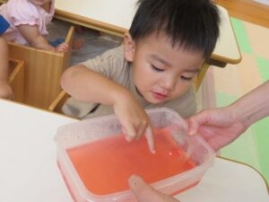 不思議な感触の寒天あそび！